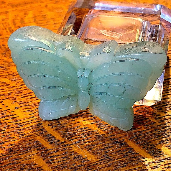 BUTTERFLY GREEN AVENTURINE CARVED CRYSTAL - Picture 9 of 9